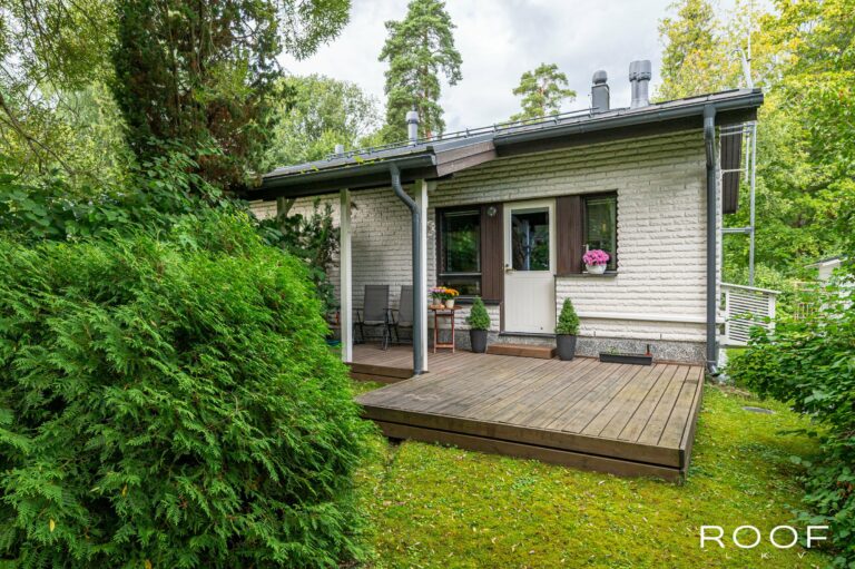 Larin Parasken polulla asut omassa rauhassa, mutta samalla palvelujen ja liikenneyhteyksien äärella.